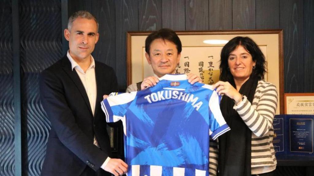 Díaz de Cerio posa junto a Begoña Larzabal en el club Tokushima Vortis de Japón.