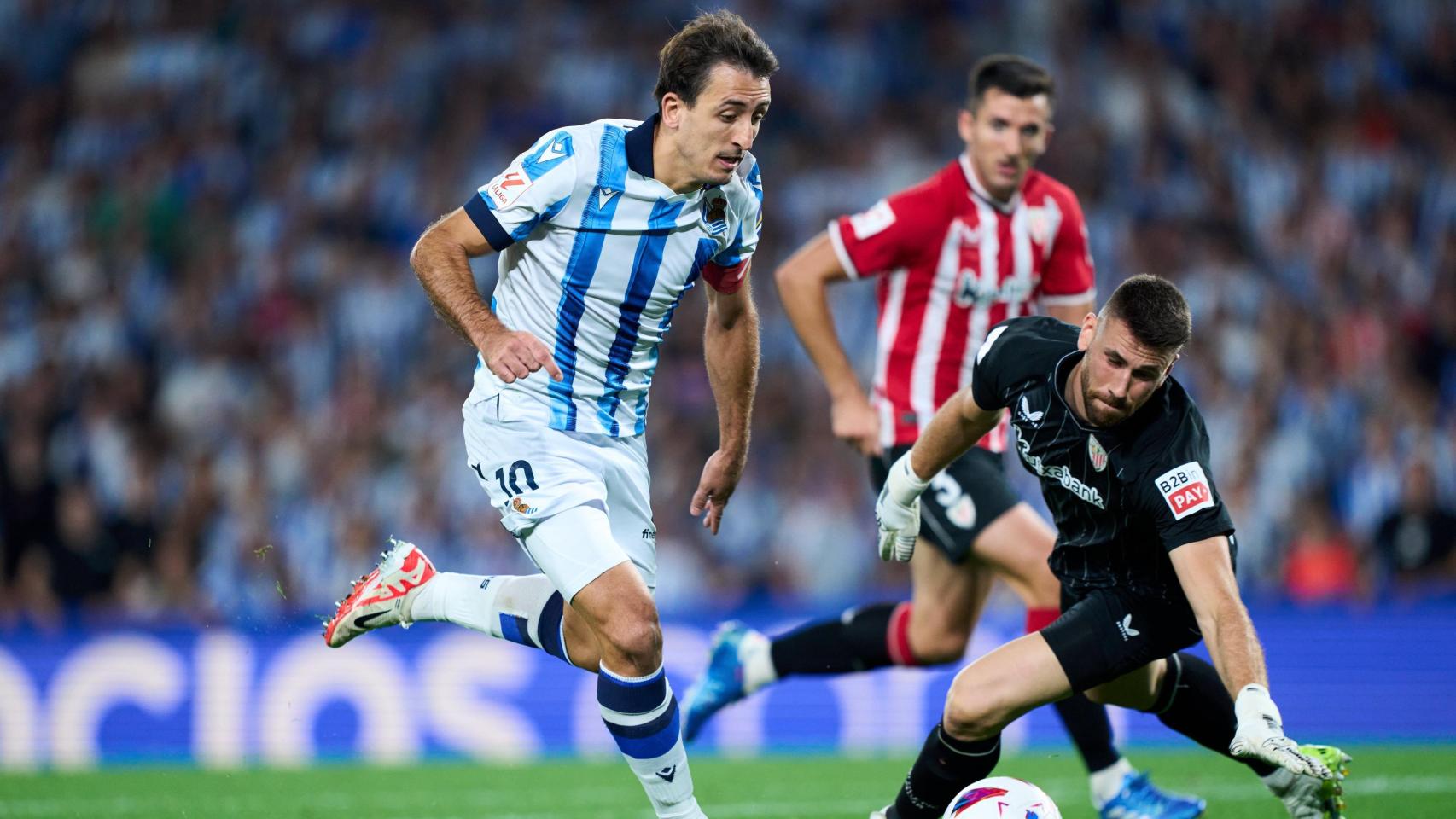 Mikel Oyarzabal, Unai Simón y Dani Vivian, de fondo, durante un derbi vasco.