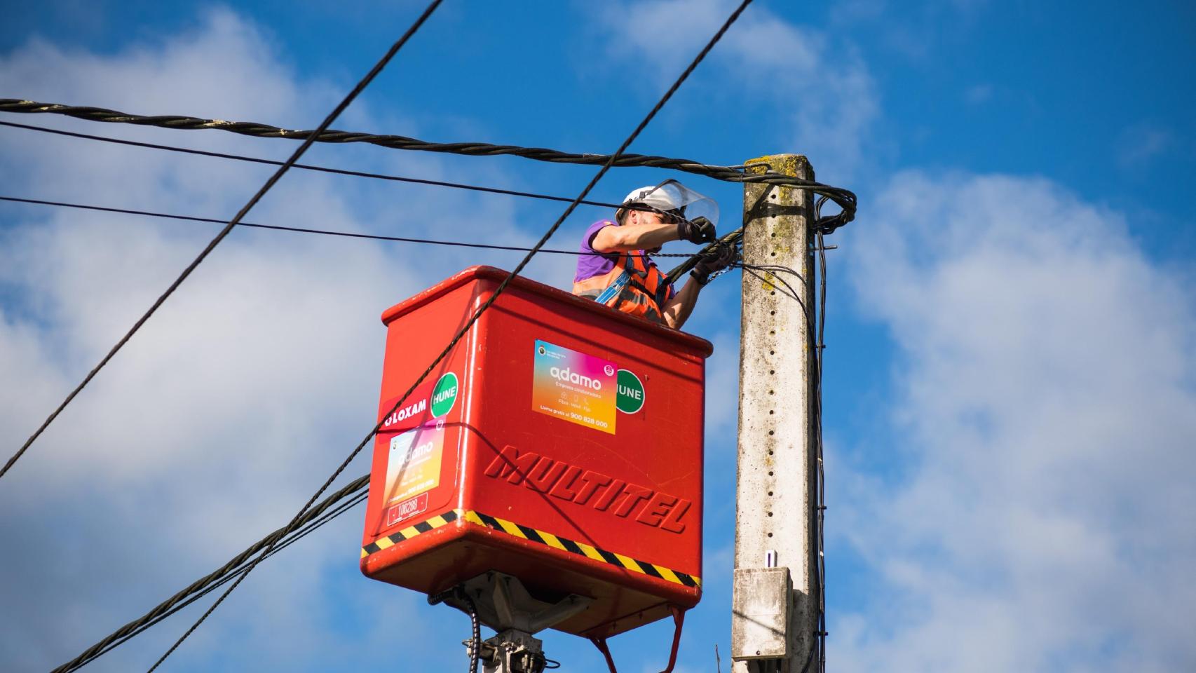 Un operario trabaja en el despliegue de fibra óptica