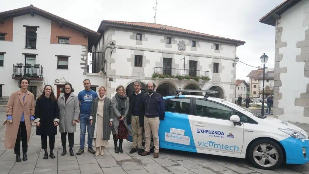 La Diputación Foral de Gipuzkoa, durante la presentación del coche en Abaltzisketa.