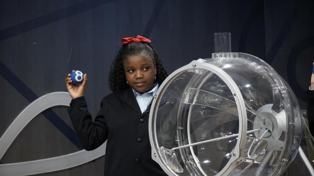 Una de las niñas de San Ildefonso durante la celebración del Sorteo Extraordinario del Niño, a 6 de enero de 2023 ( Madrid)