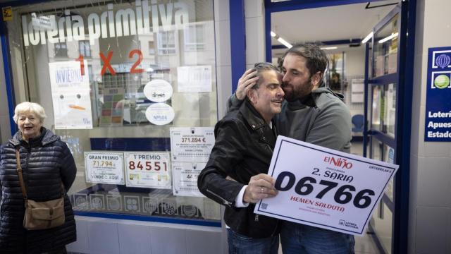 Agraciados con el Primer Premio del Sorteo Extraordinario de El Niño 2024 celebra su suerte en la administración del Centro Comercial Artea (Leioa)