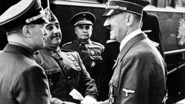 Imagen del famoso encuentro entre los dictadores Francisco Franco y Adolf Hitler.