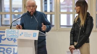 Los miembros de Sare, Joseba Azkarraga y Begoña Atxa / LUIS TEJIDO - EFE