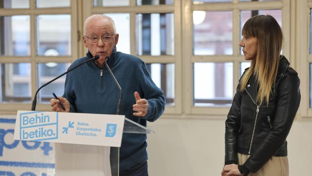 Los miembros de Sare, Joseba Azkarraga y Begoña Atxa / LUIS TEJIDO - EFE