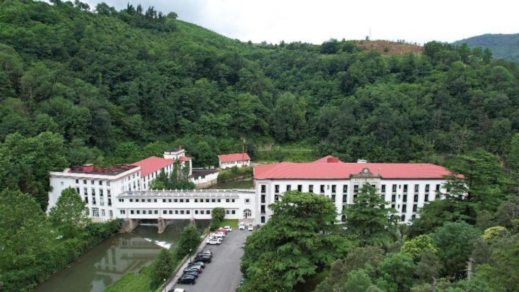 El hermoso balneario del pueblo con el nombre más feo de Euskadi, según la IA.