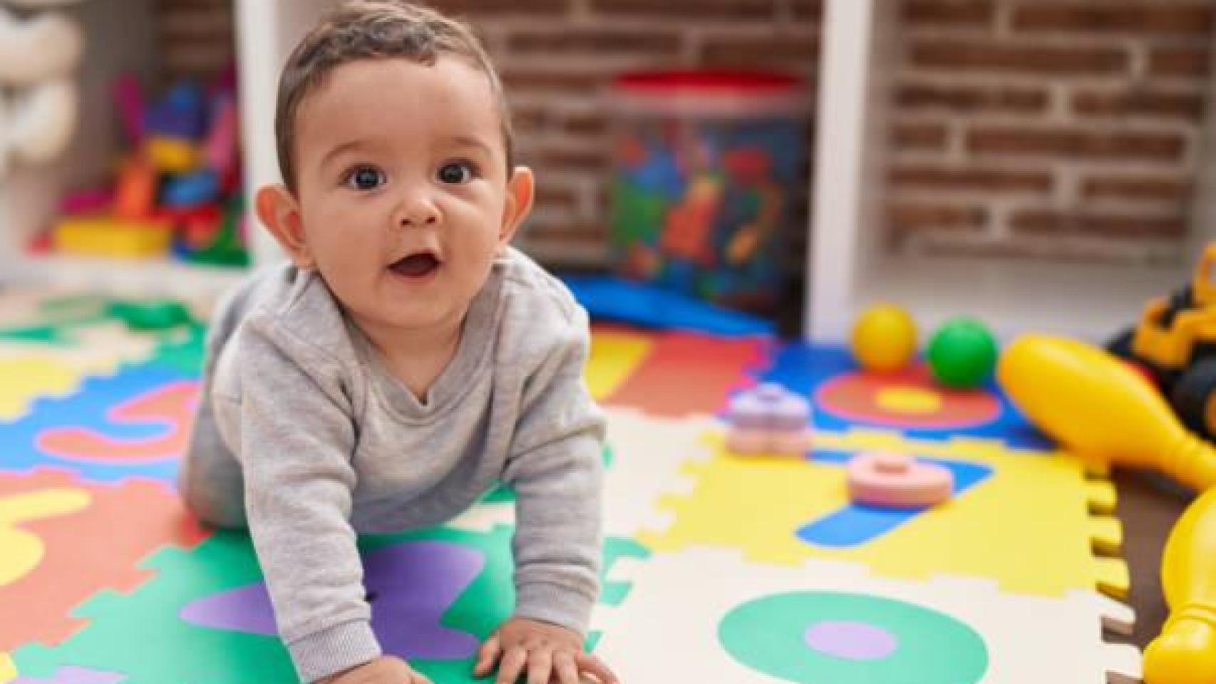 Un niño posa ante la cámara con cara de sorpresa.