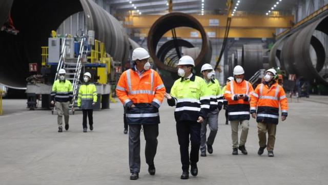 El consejero de Industria, Transición Energética y Sostenibilidad en su visita a la sede de Haizea Wind