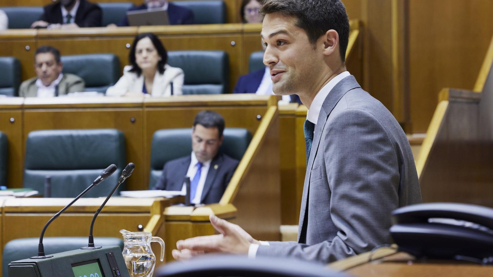 Joseba Díez Antxustegi en el Parlamento vasco.