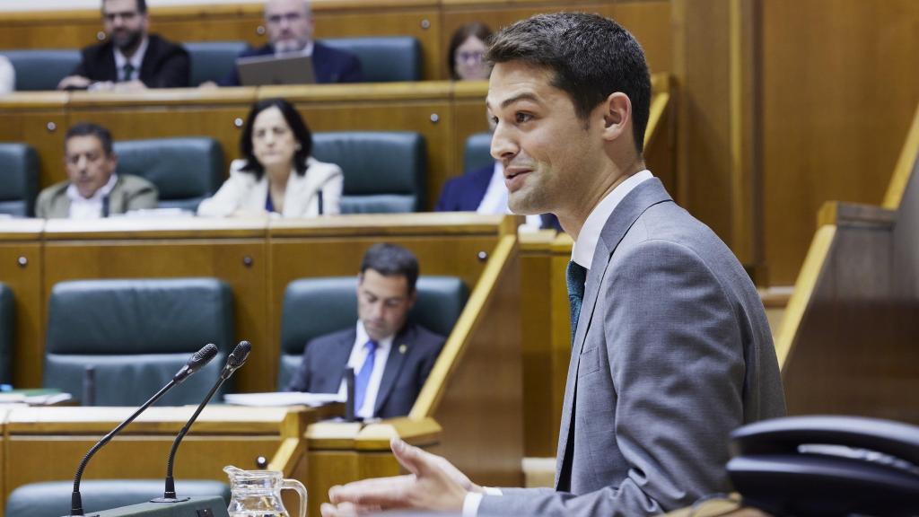 Joseba Díez Antxustegi en el Parlamento vasco.