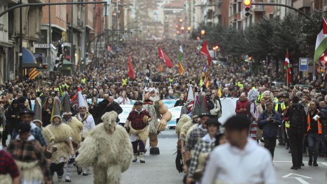 de personas participan este sábado en una manifestación convocada por la organización de apoyo a los presos de ETA Sare.