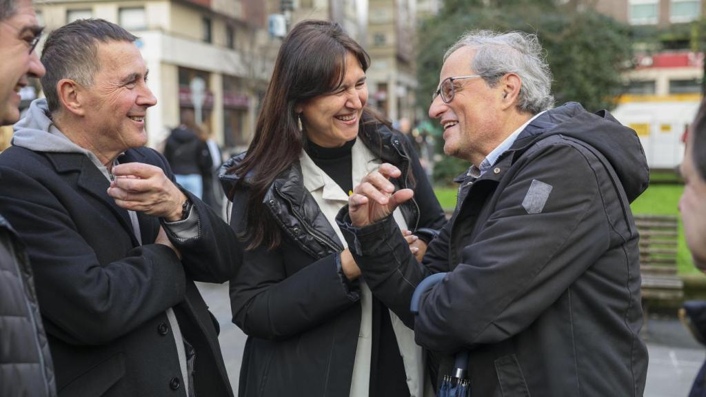 El ex presidente catalán Quim Torra (d), la expresidenta de Junts y expresidenta del Parlament de Cataluña, Laura Borràs (c), y el coordinador de EH Bildu, Arnaldo Otegi.