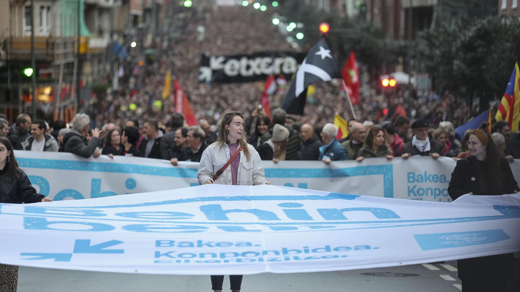 Miles de personas han acudido a Bilbao en defensa de los presos de ETA.