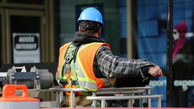 Un trabajador de la construcción durante sus labores.