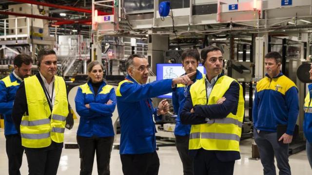 El Lehendakari Imanol Pradales, acompañado por el Consejero de Industria, Mikel Jauregi y David Udakiola, Director de Michelin Vitoria