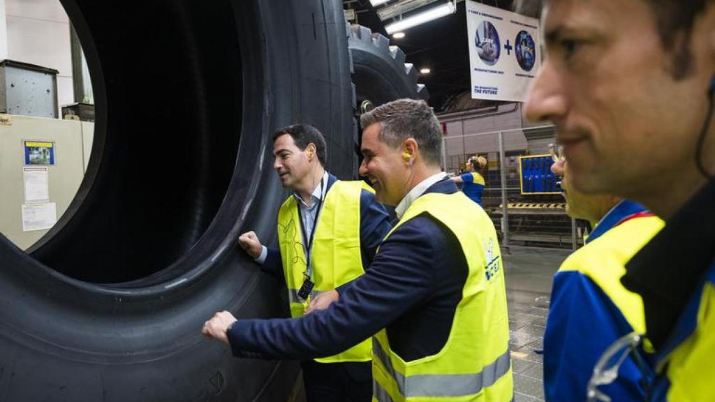 El Lehendakari Imanol Pradales, acompañado por el Consejero de Industria, Mikel Jauregi y David Udakiola, Director de Michelin Vitoria