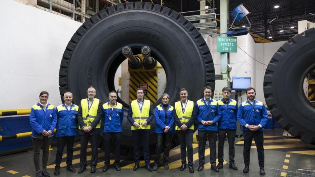 El Lehendakari Imanol Pradales, acompañado por el Consejero de Industria, Mikel Jauregi y David Udakiola, Director de Michelin Vitoria