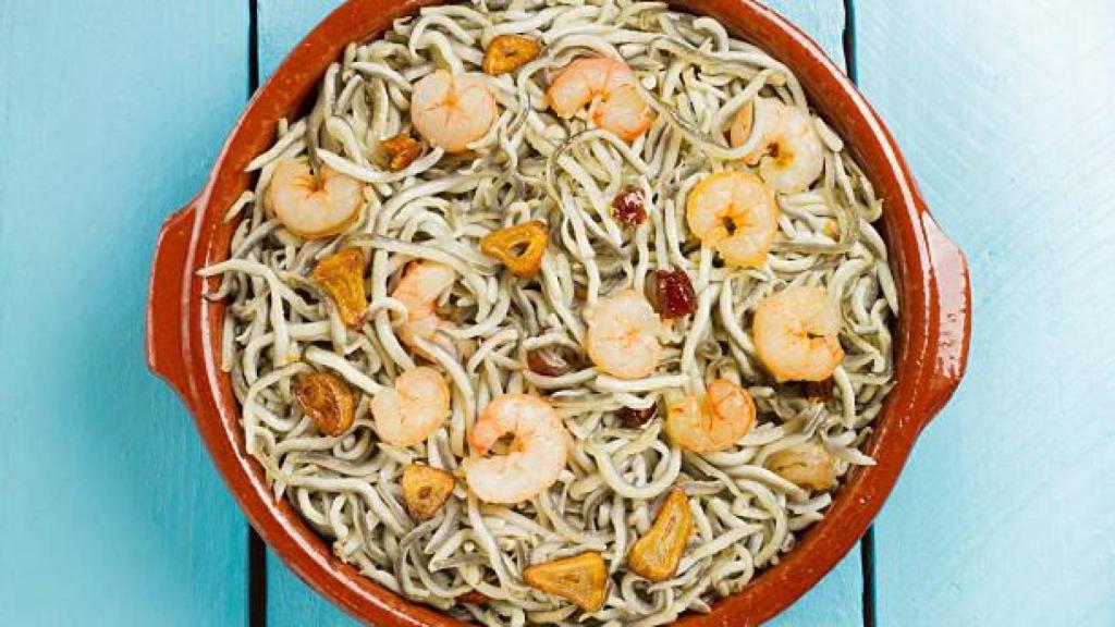 Un plato de gulas con gambas.