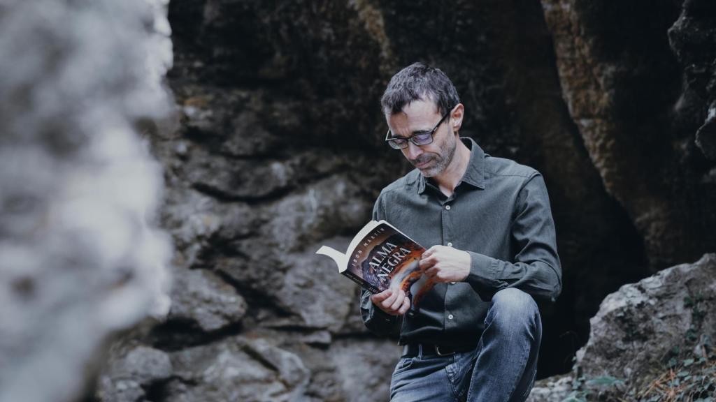 Ibon Martín leyendo parte de 'Alma negra'.