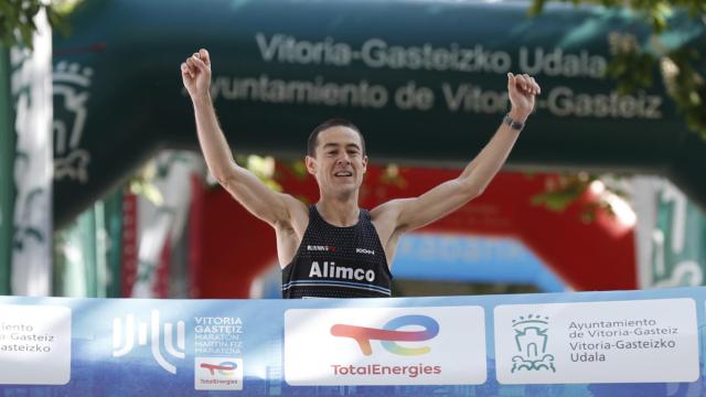 Ander Barrio y Eneritz Iraola vencen en el Maratn Martn Fiz de Vitoria 2022. / EFE