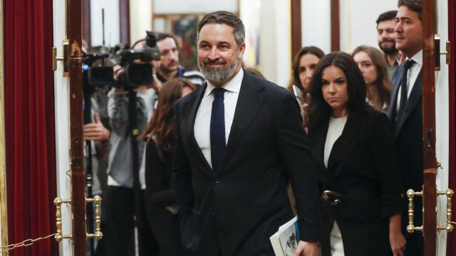 El líder de Vox, Santiago Abascal, acompañado de la portavoz de la formación en el Congreso, Pepa Millán, a su llegada al debate de investidura del líder del PSOE, Pedro Sánchez /Juan Carlos Hidalgo - EFE