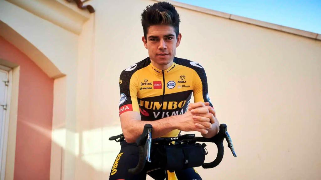 El ciclista belga Wout van Aert posa con una de las bolsas de AGU en su bicicleta.