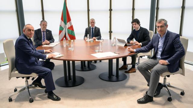 Los tres diputados generales con el consejero Pedro Azpiazu y el lehendakari Iñigo Urkullu. / EP