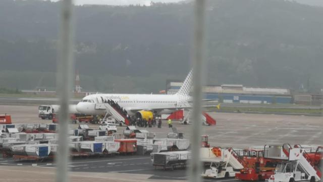 Avión en el aeropuerto de Loiu. / EP