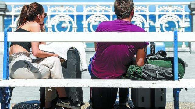 Una pareja de turistas en el paseo de La Concha, en San Sebastin. / EFE