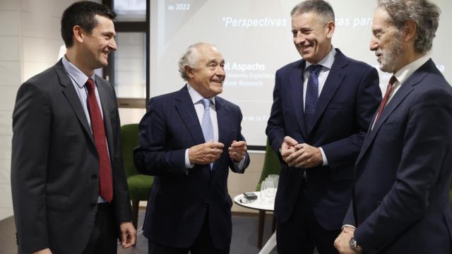 El presidente de la Asociacin de Directivos y Profesionales de Euskadi, Adype, Txema Vazquez Eguskiza, junto a los directores de Estudios de Laboral Kutxa y Caixabank, Joseba Madariaga (2d) y Oriol Aspachs, (i) y el moderador Jon Barrutia (d) donde exponen las previsiones econmicas de sus respectivas entidades financieras para 2023 en un encuentro que celebra Adype. / EFE