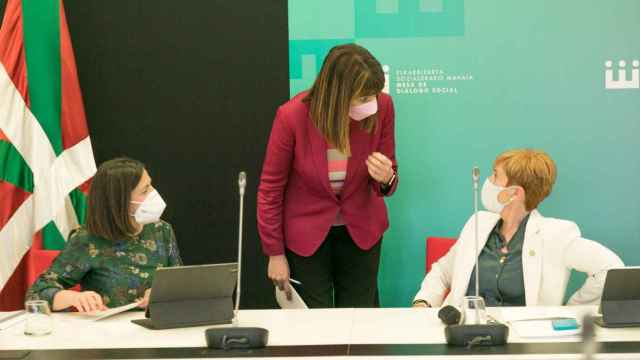 Mendia conversa con las consejeras Tapia y Artolazabal, durante el encuentro./ IREKIA