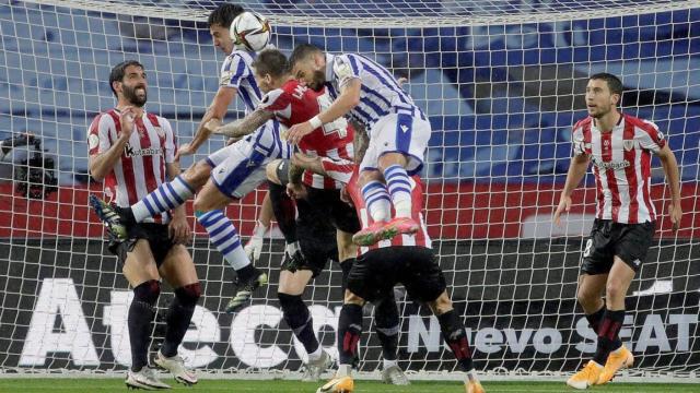 Real Sociedad y Athletic, durante la final de la Copa del Rey disputada en el año 2021.