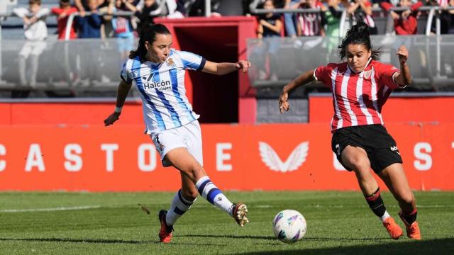 Amaiur y Naroa, durante el último derbi vasco disputado en Lezama.