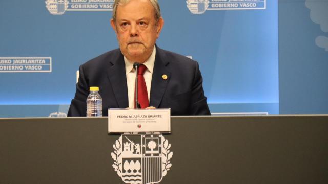 El consejero de Economa y Hacienda, Pedro Azpiazu, durante la presentacin de las nuevas previsiones econmicas / Irekia