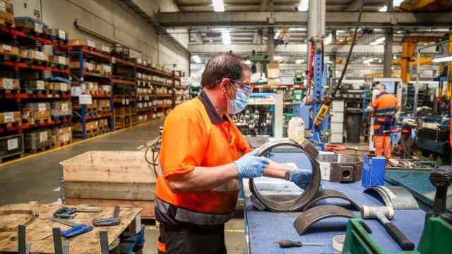 Un trabajador de una de las factorías de Talgo. / EP