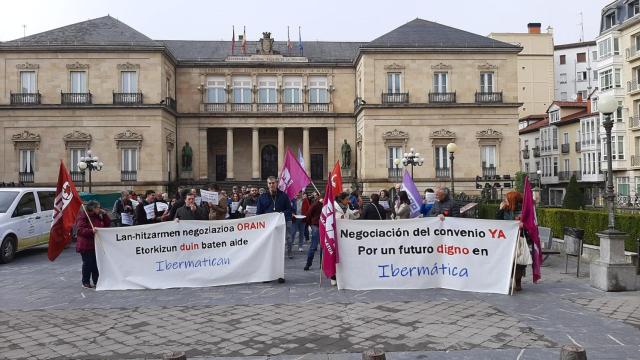 Concentracin de los trabajadores de Ibermtica frente a la Diputacin de lava / CV