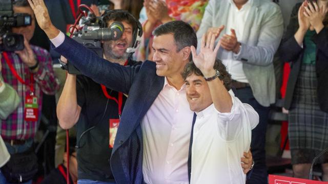 El presidente del Gobierno y líder del PSOE, Pedro Sánchez, y el secretario general del PSE-EE, Eneko Andueza, participan en un acto electoral este lunes, en Vitoria / L. Rico - EFE