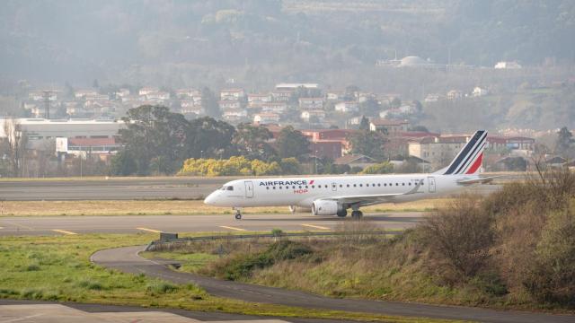 Un avión despegando de las pistas de La Paloma en Bilbao.