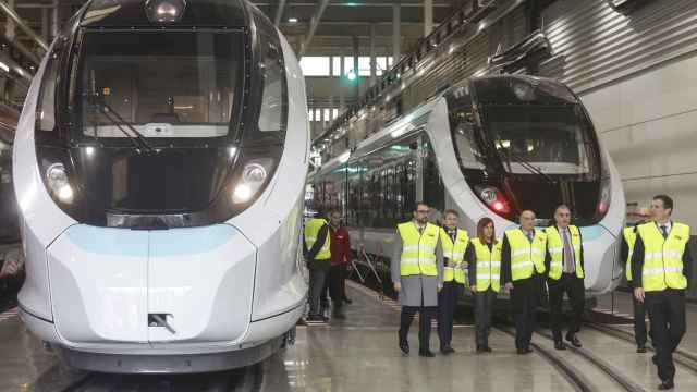 El secretario de Estado de Transportes y Movilidad Sostenible, José Antonio Santano (2i), acompañado de la presidenta de Cantabria, María José Sáenz de Buruaga (3i), el presidente de Asturias, Adrián Barbón Rodríguez (i), y el consejero vasco de Transporte, Iñaki Arriola (4i).