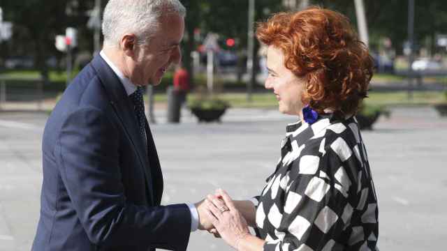 La presidenta de Konfekoop, Rosa Lavín, recibe al lehendakari en funciones, Iñigo Urkullu / LUIS TEJIDO - EFE