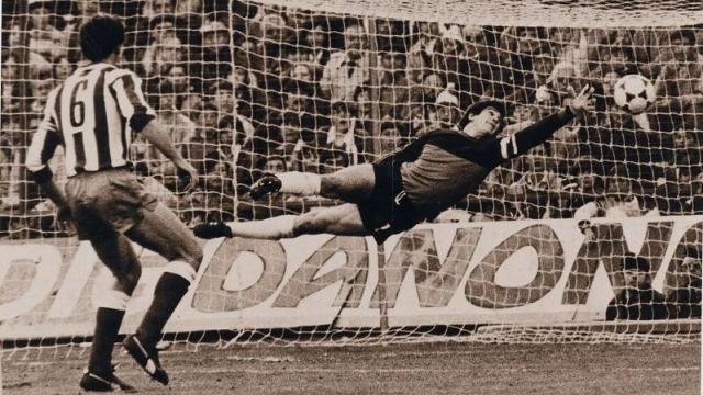 Luis Arconada, durante un encuentro con la Real Sociedad.