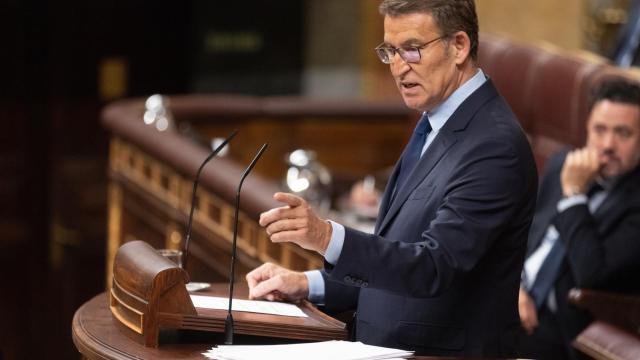 El presidente del PP, Alberto Núñez Feijóo, interviene durante la primera sesión del debate de investidura de Pedro Sánchez como presidente de Gobierno / EDUARDO PARRA - EP