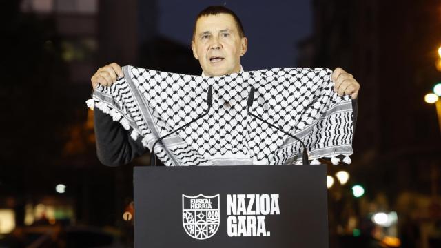 Arnaldo Otegi con un pañuelo palestino en la marcha de Bildu en Bilbao.