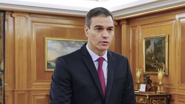 Pedro Sánchez promete su cargo de presidente del Gobierno ante el rey Felipe VI y un ejemplar de la Constitución / BALLESTEROS POOL - EFE