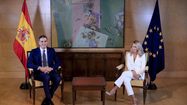 El presidente del Gobierno en funciones, Pedro Sánchez durante su encuentro con la líder de Sumar, Yolanda Díaz este miércoles en el Congreso