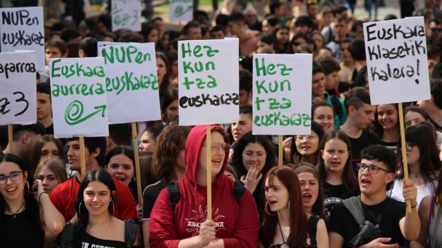 Las instituciones vascas trabajan para dar una respuesta contundente a la sentencia del euskera / Gazte Euskaltzaleen Sarea