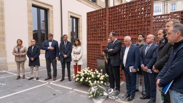 Representantes de PP y Cs a las puertas del Parlamento vasco. / EFE