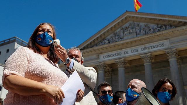 La presidenta de la Asociacin de Vctimas del Terrorismo (AVT), Maite Araluce (i), se dirige a los asistentes durante la concentracin convocada frente al Congreso de los Diputados. / EFE