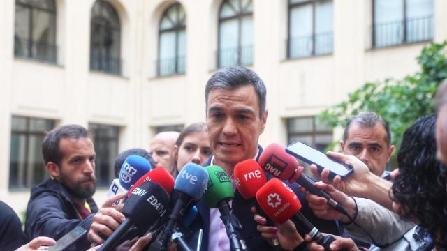 Pedro Sánchez, rodeado de periodistas.