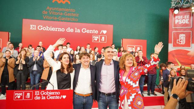 La futura alcaldesa de Vitoria, Maider Etxebarria; el portavoz del PSE-EE, Eneko Andueza; el presidente del Gobierno, Pedro Sánchez, y la candidata a diputada general de Álava, Cristina González / IÑAKI BERASALUCE - EP